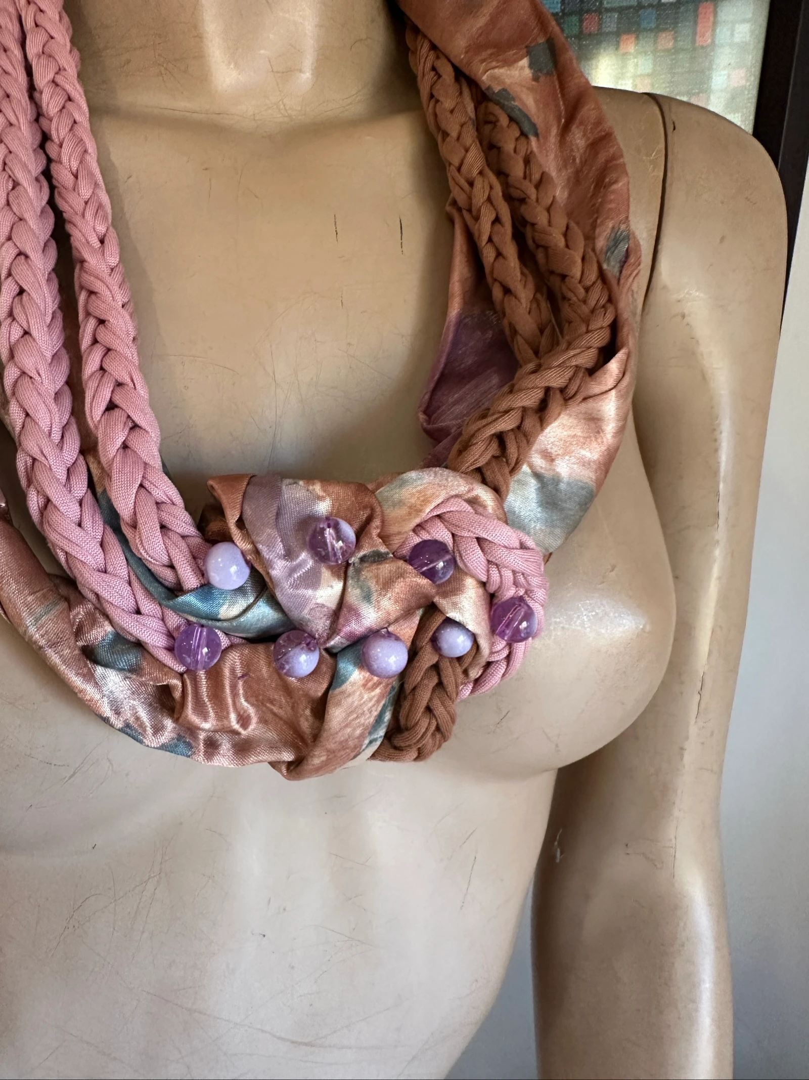 Colar feito à mão em cores claras – photo 3